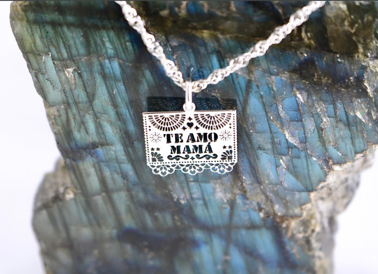 PAPEL PICADO CON "TE AMO MAMA"