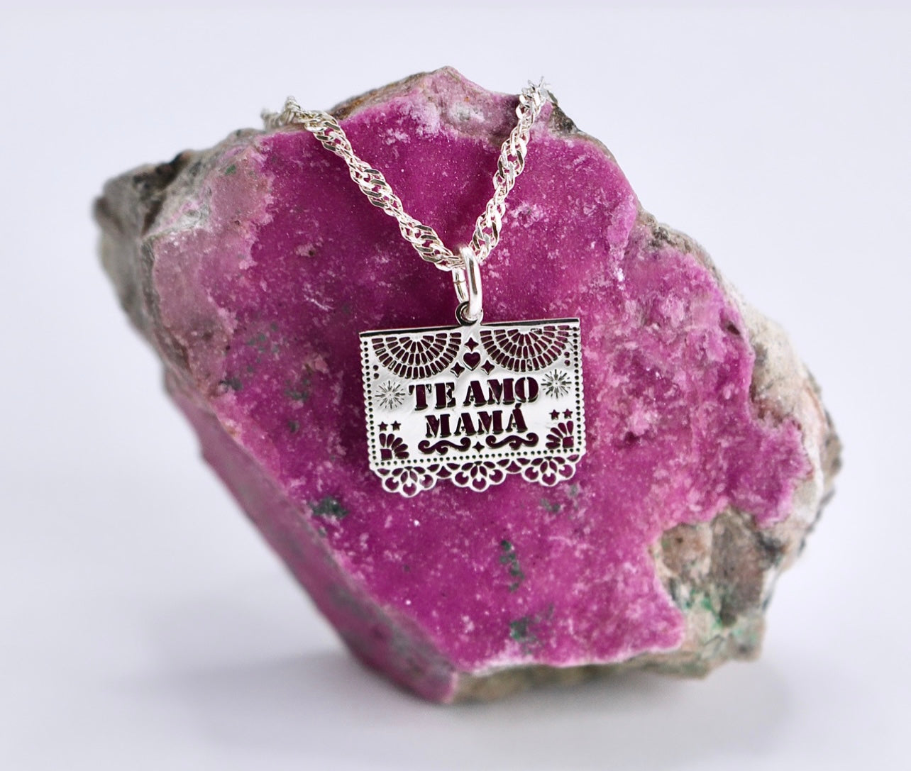 PAPEL PICADO CON "TE AMO MAMA"