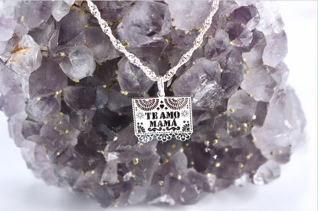 PAPEL PICADO CON "TE AMO MAMA"