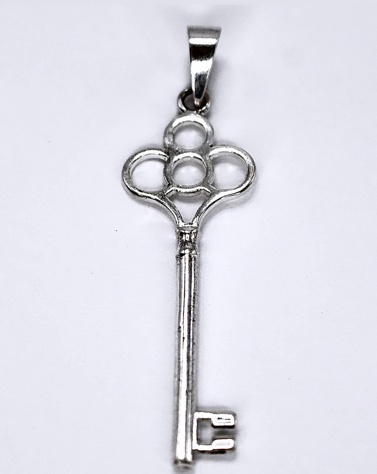 MEDIUM KEY Pendant