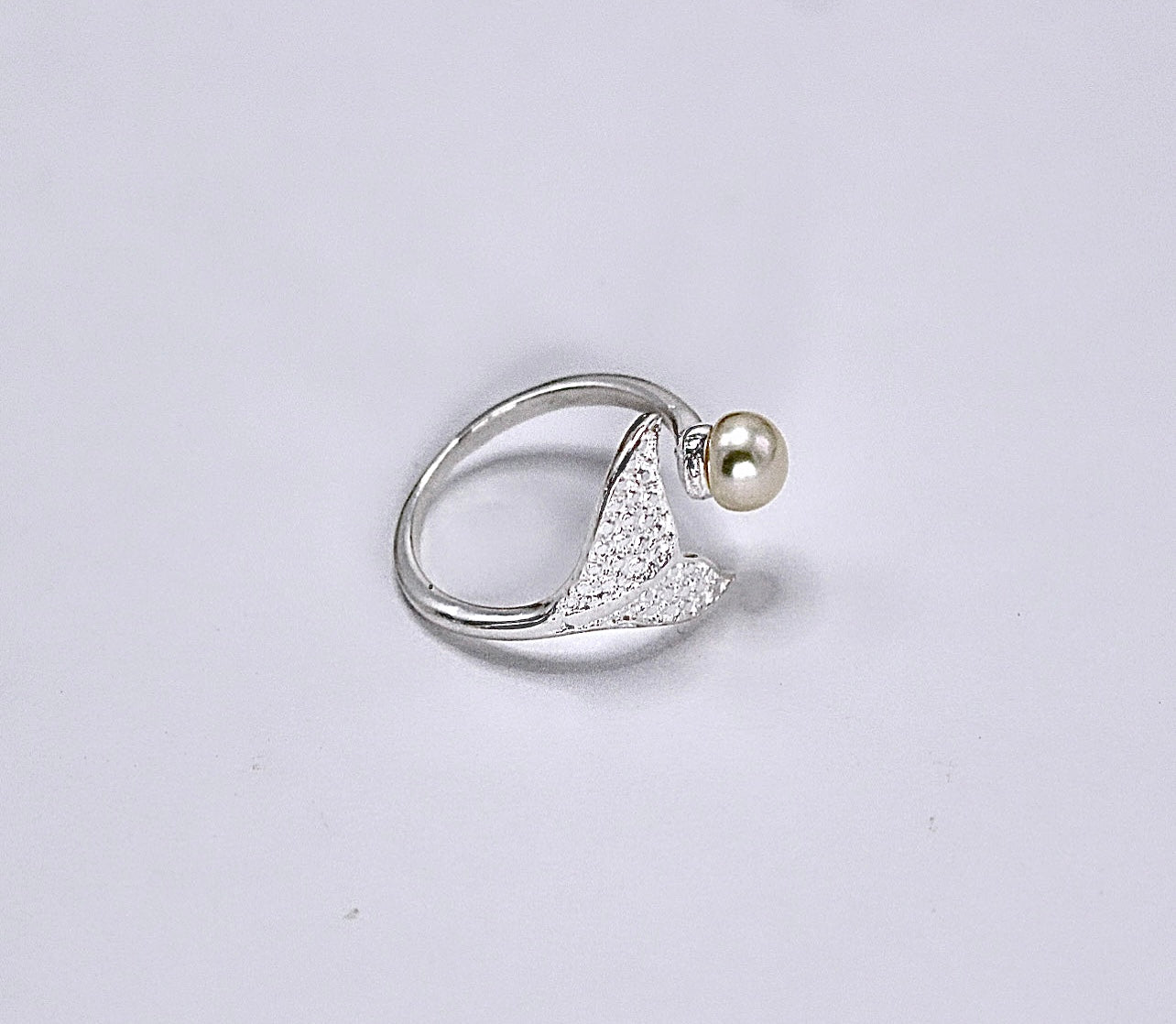 DOLPHIN TAIL & PEARL Ring
