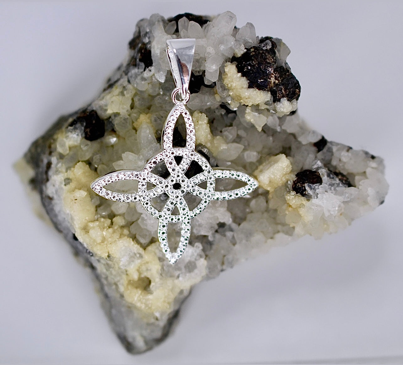 WITCHES KNOT Pendant